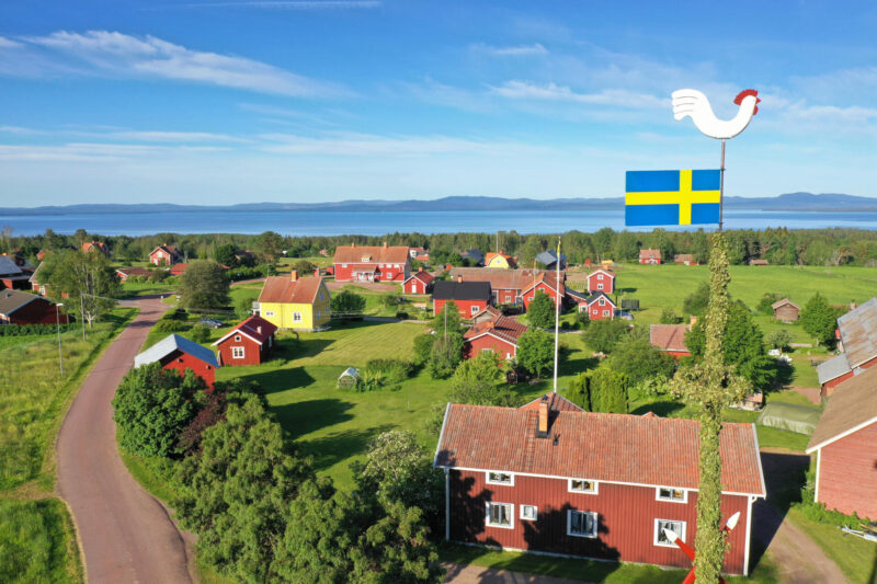 Kylä Ruotsissa kesällä.