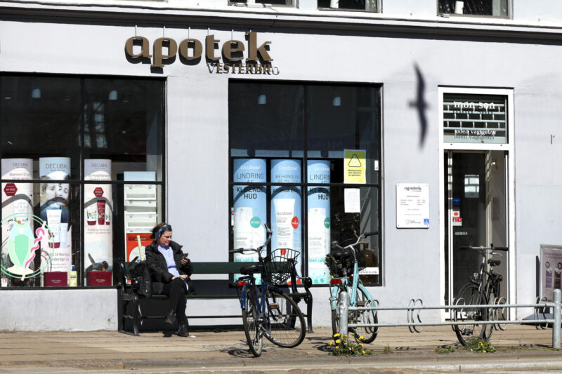 Ulkokuva apteekin edustalta Kööpenhaminasta.