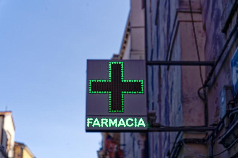 Apteekin vihreä risti -kyltti, jossa lukee Farmacia.
