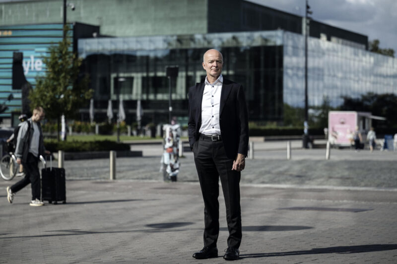 Antti neimala kuvattuna Helsingin keskustassa, Musiikkitalon edustalla.